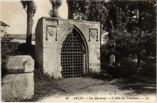 CPA ARLES Les Alyscamps - L'Allee des Tombeaux (1258645) - Photo 1/2