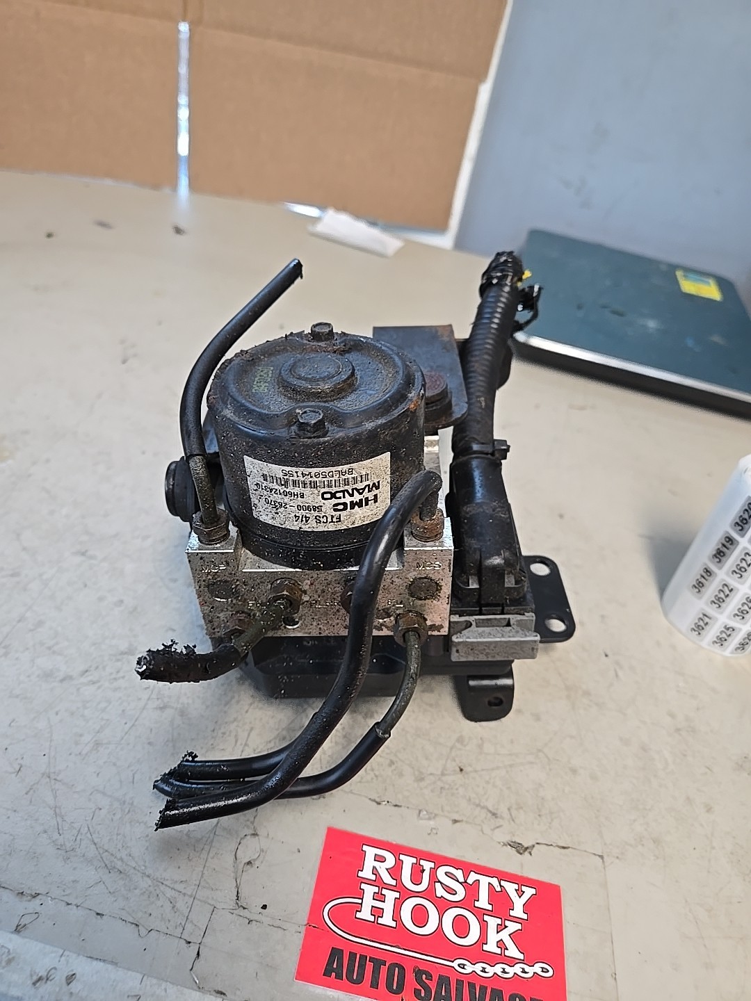 2004 Hyundai Santa FE ABS Brake Pump Control Module 5890026170