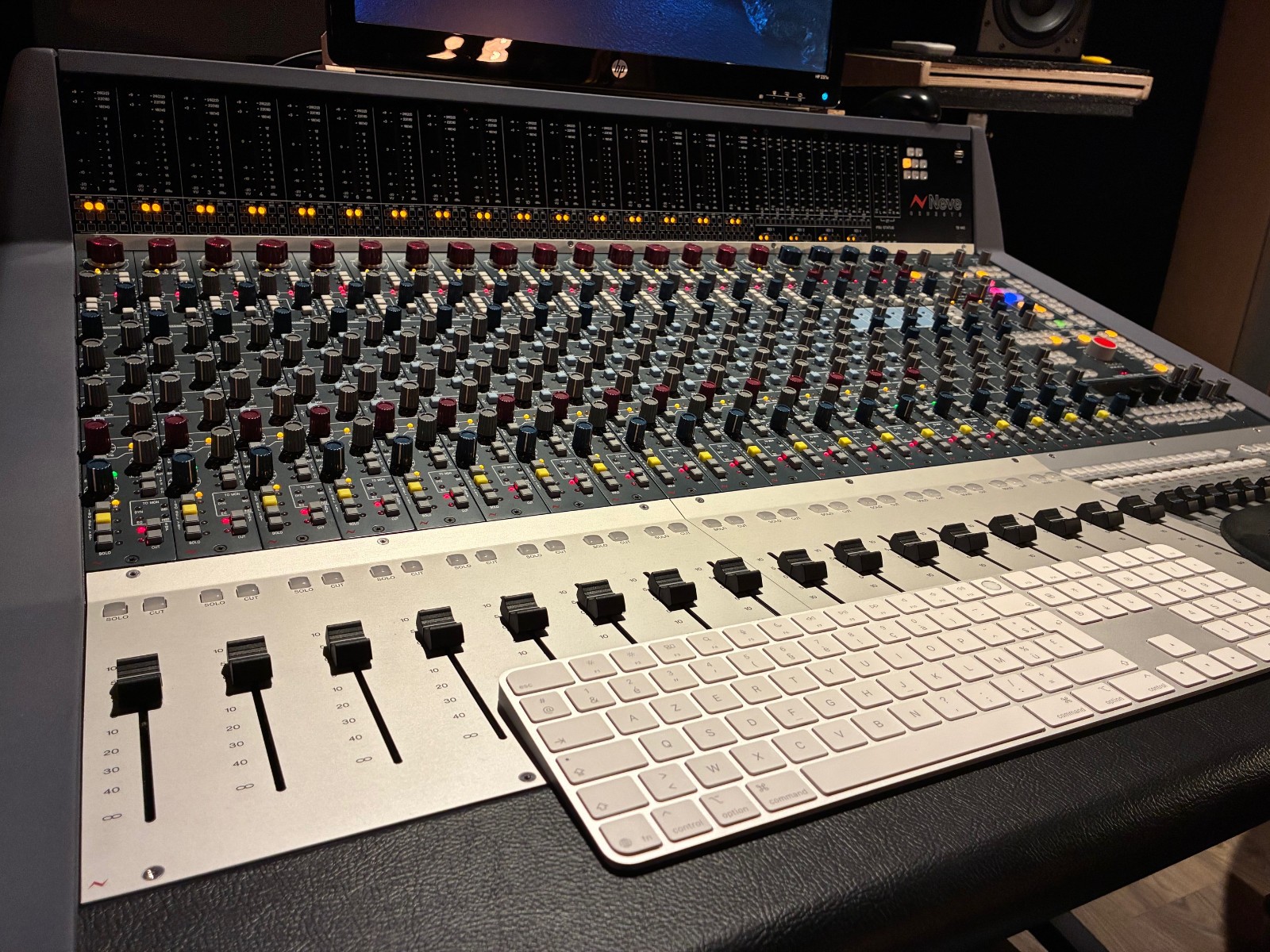 Ams Neve Genesys G32 recording console in perfect condition