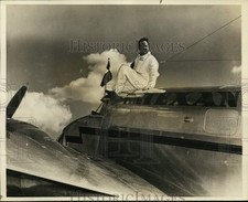 1938 Press Photo Jimmie Mattern shown atop his plane 