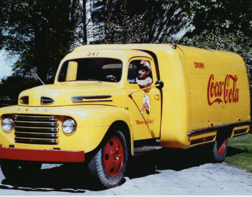 Camion de livraison jaune vintage Coca Cola 1940 ancien temps conducteur de camion à coke À VOIR - Photo 1 sur 1