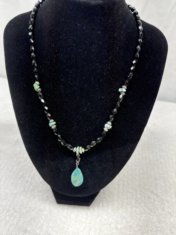 Collar con cuentas de vidrio negro facetado con colgante turquesa Foto 3 de 4