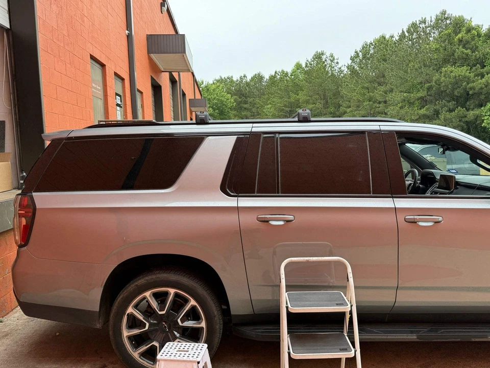 Barras transversales de techo para Chevrolet Suburban (2021-2025) compatibles con riel empotrado, B Foto 3 de 4