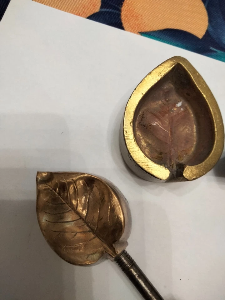 ancien fer a gaufrer les tissus et son emporte pièce datant des années 1870 - Photo 2/4