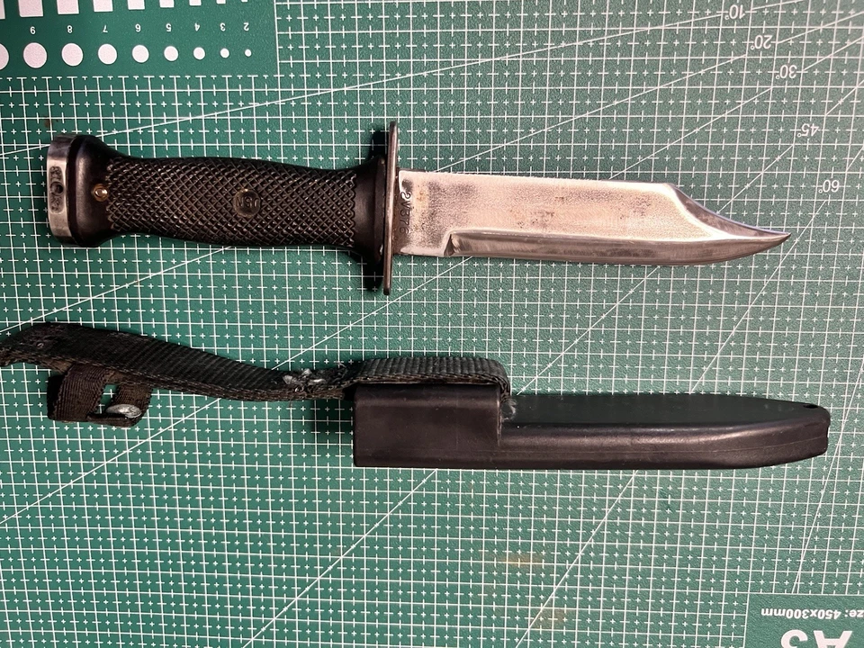 US Navy MK3 MOD 0 2V376 Knife & Scabbard Used Condition. Needs TLC - Image 3 of 4