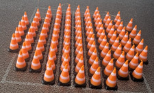 (H0) 1/87 SCALE  road cones, scenery, decorations 100 pieces!!  FREE SHIPPING