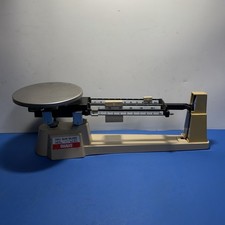 Bilanciatrice Ohaus Triple Beam - 2610 g / 5 libbre 2 once - vintage. Leggi