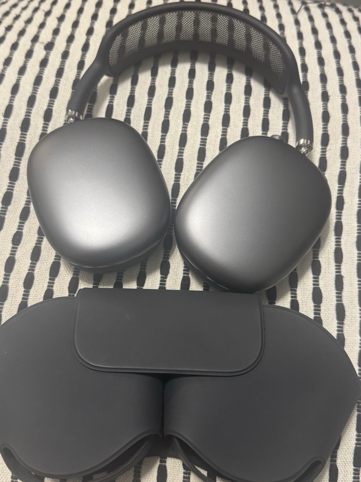 Apple Airpods Max - SPACE GRAY - Great Condition (With Charging Cord)