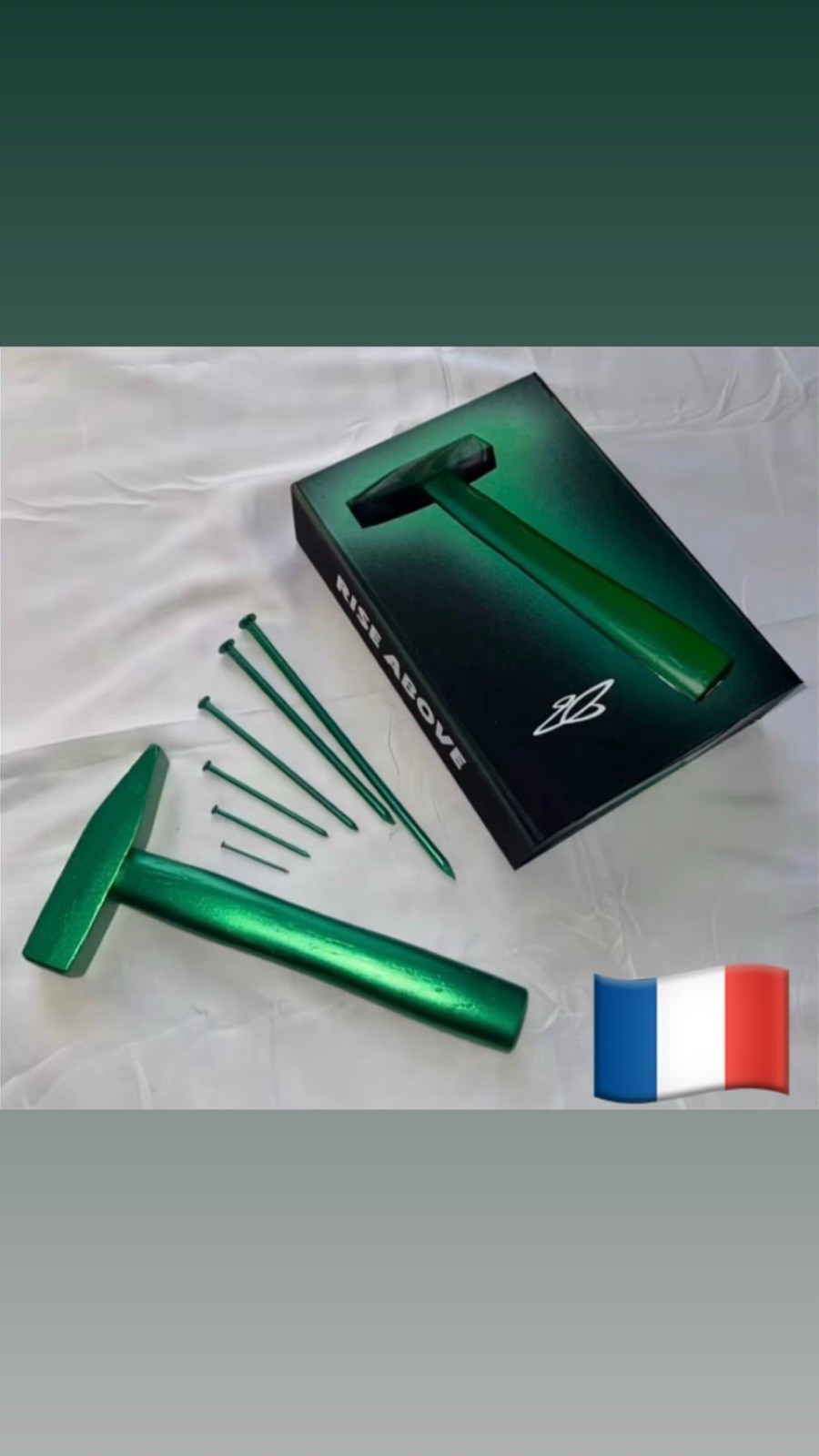 Marteau Collector en acier forgé et manche en noyer pour les passionnés d'outils d'exception