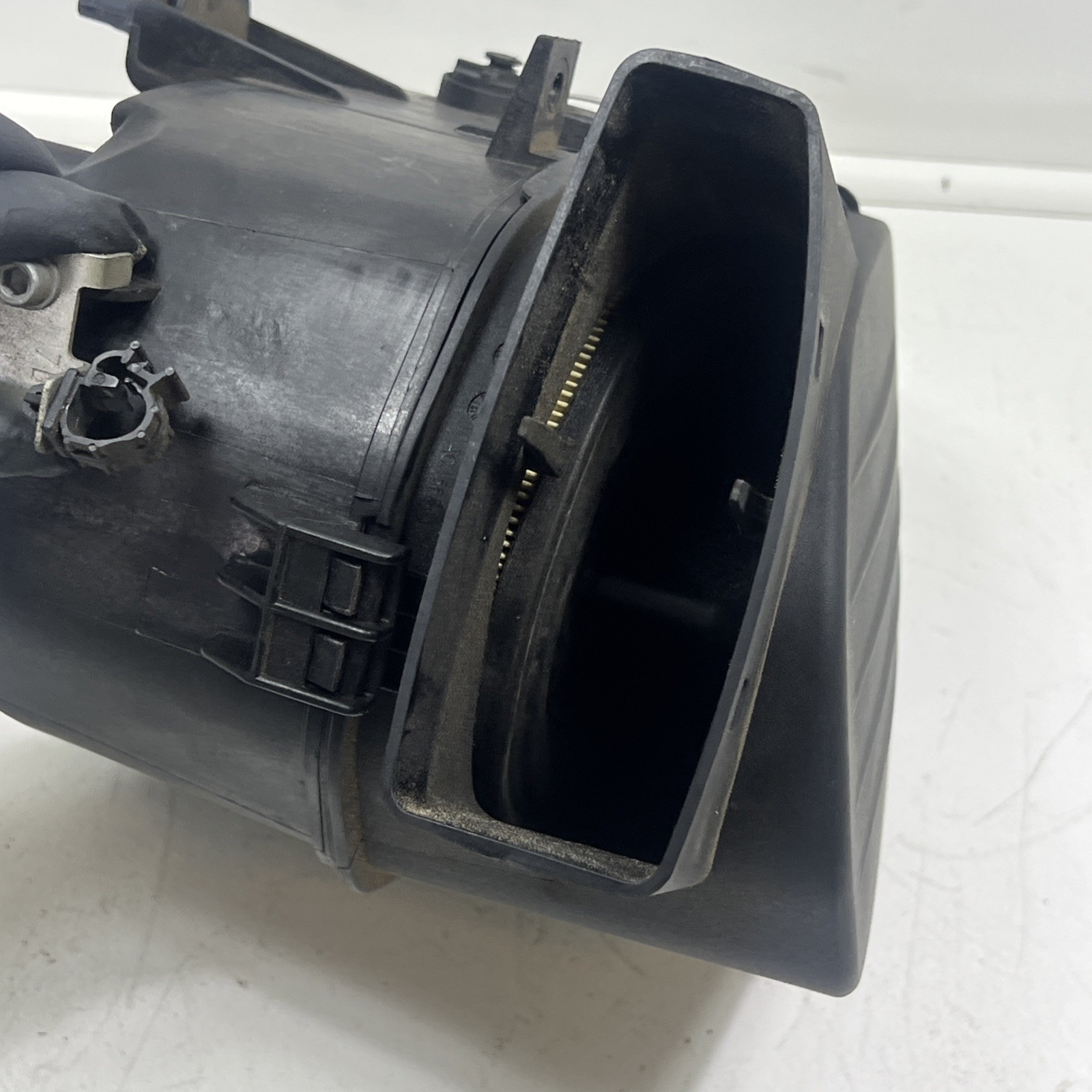 2017-2021 Maserati Levante 3.0L Pass Right Air Cleaner Filter Housing 670101256