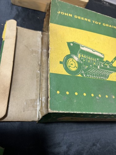Eska / Ertl John Deere Yellow Lid Grain Drill with Box. - Picture 11 of 11