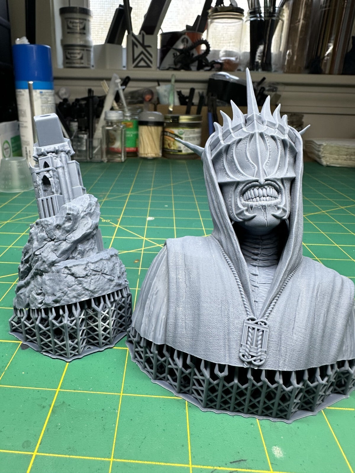 Statuette Bouche de Sauron 22 cm finitions premium en résine avec base