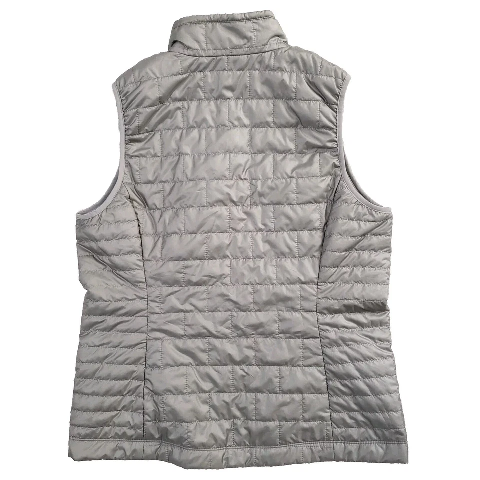 Colete Patagonia Nano Puff Feminino Grande Cinza Zíper Completo Bolsos Logotipo Corporativo - Imagem 2 de 4