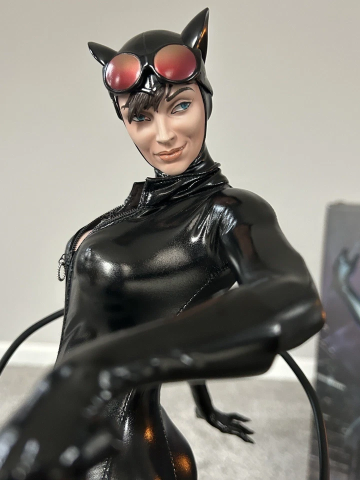 Estátua figura formato premium Sideshow DC Comics Catwoman / 4000 - Imagem 3 de 4