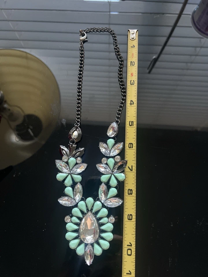 Colar babador de cristal verde perfeito Gunmetal declaração floral folha faltando - Imagem 4 de 4