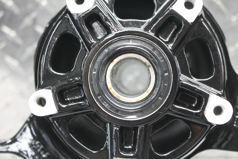 Llanta trasera Aprilia Tuono V4R Aprc 2014 ABS MT17X6,00 Foto 3 de 4