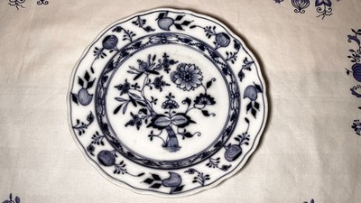 Antike Ernst Teichert Porzellan Zwiebelmuster Essteller, Tiefteller. Dm. 25 cm.
