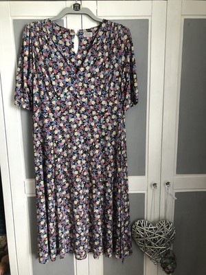 Beautiful Pearl Lowe 1940 s Style Dress.     Now reduced from £30 to £15.00.  