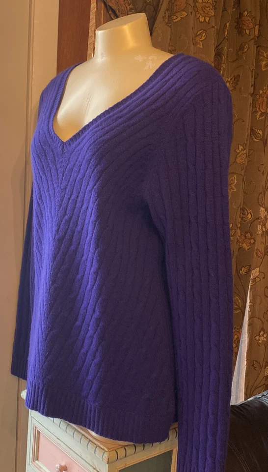 Suéter PLY Lord&Taylor $228 Talla XL Cachemira Pesada Tejido con Cable Púrpura Usado 1X Como Nuevo Foto 3 de 4