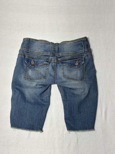 Women’s Rue 21 Low Rise Destroyed Bermuda Jean Shorts Size 3/4 - Picture 2 of 2