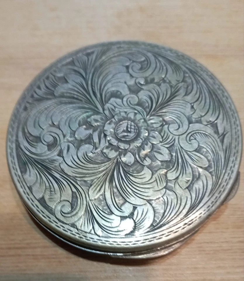 Specchietto vintage da borsetta in argento con portacipria e portarossetto - Immagine 4 di 4