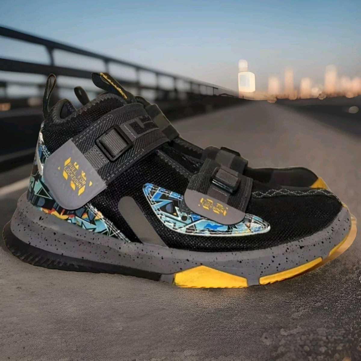 NIKE Lebron Soldier 13 XIII La Boys Shoe Size 7Y Basketball