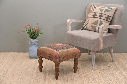Sgabello Artigianale in Legno di Acacia con Tappezzeria Decorativa Kilim | Poggiapiedi Elegante