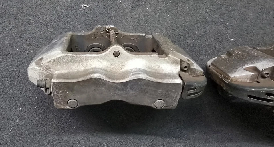 04-15 Volkswagen Touareg/Porsche OEM Brembos Traseros Foto 2 de 4