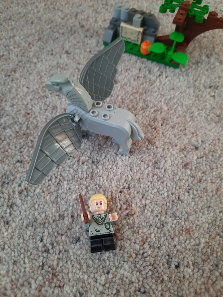 LEGO Harry Potter 4750 Draco's Encounter with Buckbeak, photo 3 of 5