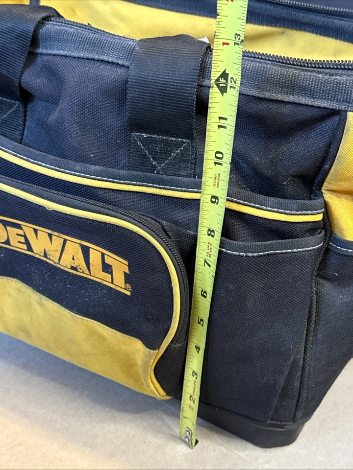 LOTE DE HERRAMIENTAS CON BOLSA DE HERRAMIENTAS DEWALT CON HERRAMIENTAS Y ACCESORIOS Y MÁS ARTÍCULOS ALEATORIOS Foto 4 de 4