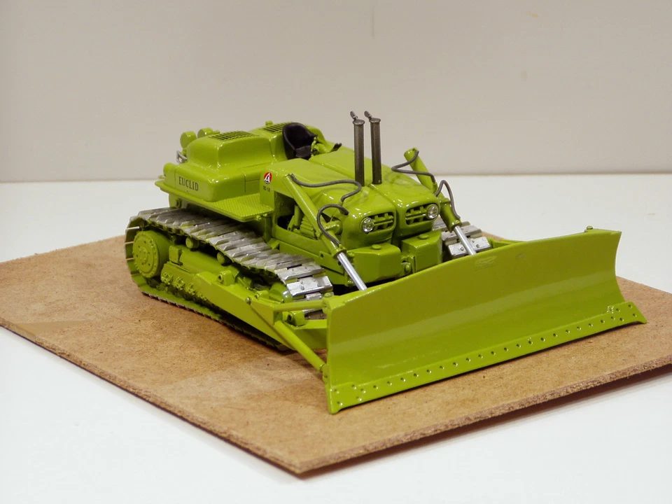 Topadora Euclid TC12 con hoja hidráulica y cabrestante CCU - 1/50 - Modelos Black Rat Foto 4 de 4