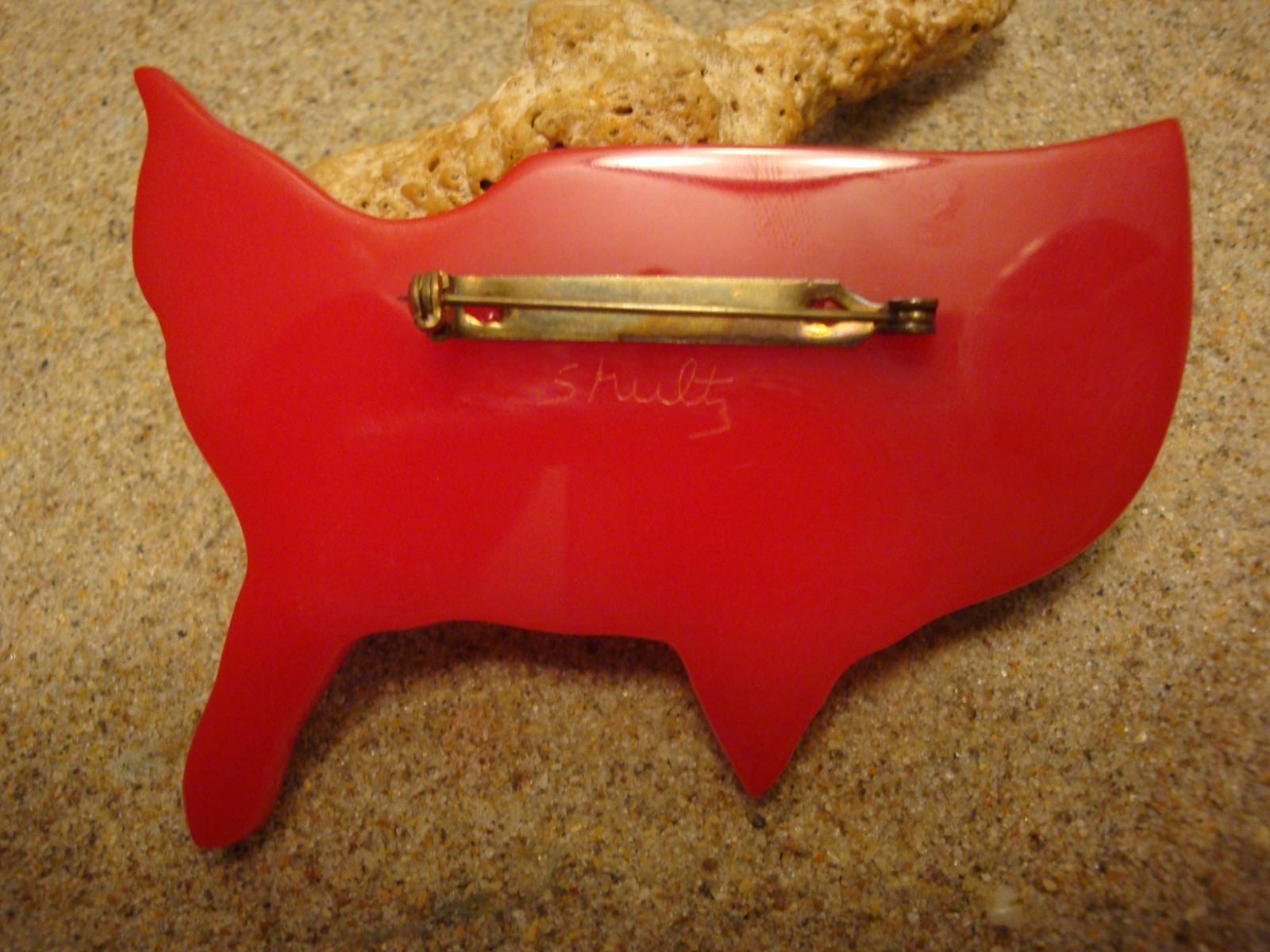 Signed Shultz Bakelite Brooch! Large Laminated Re… - image 4