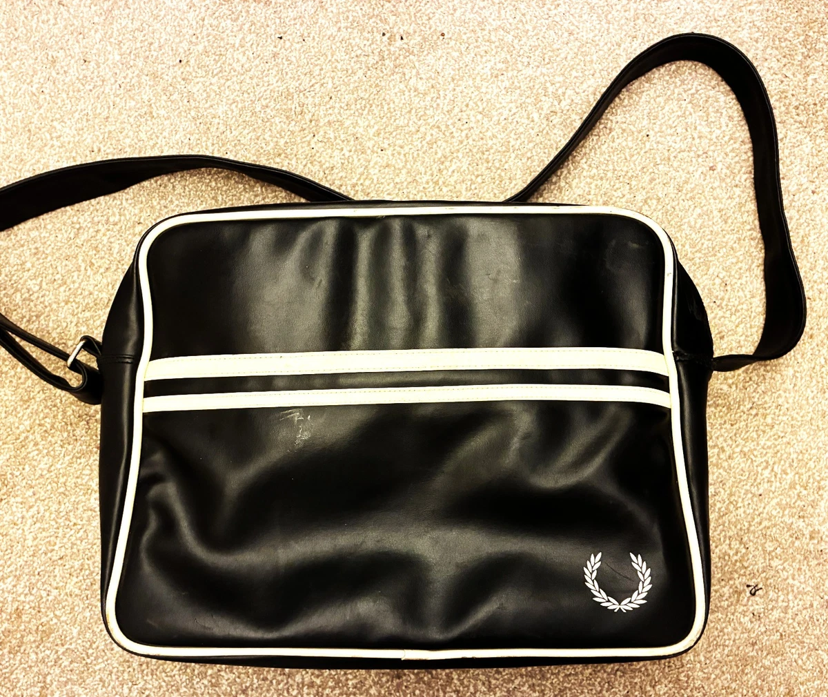 Sac Messenger En Cuir Noir Fred Perry Pour Homme - Look Sobre Et Pratique