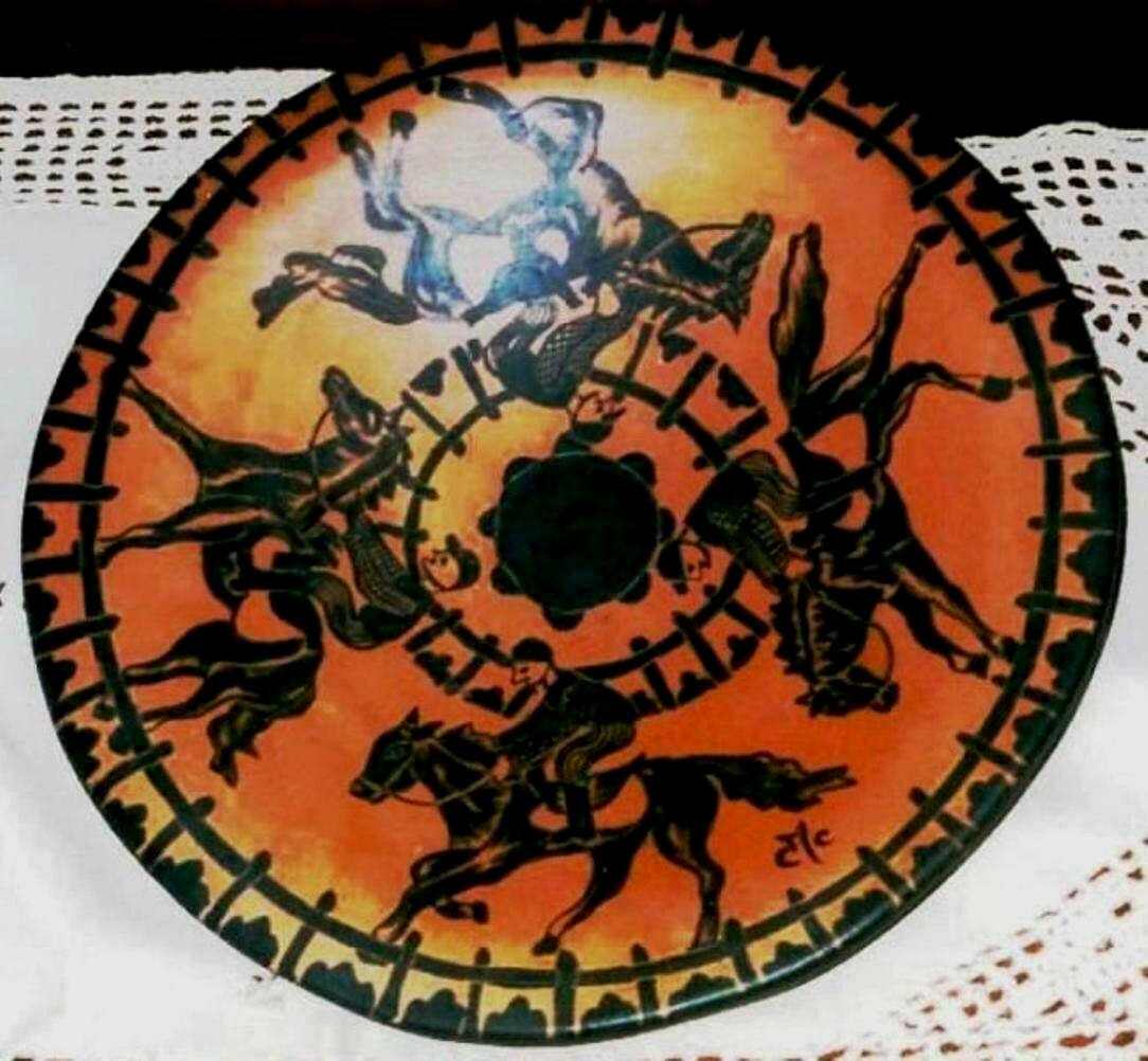 Piatto monocottura di ceramica in creta rossa lucidato a cera con cavalli neri