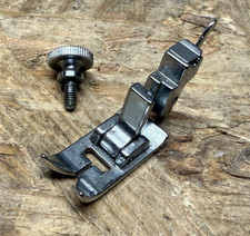 Nähfuß mit Schraube für Nähmaschine PRIVILEG Super Nutzstich M2015