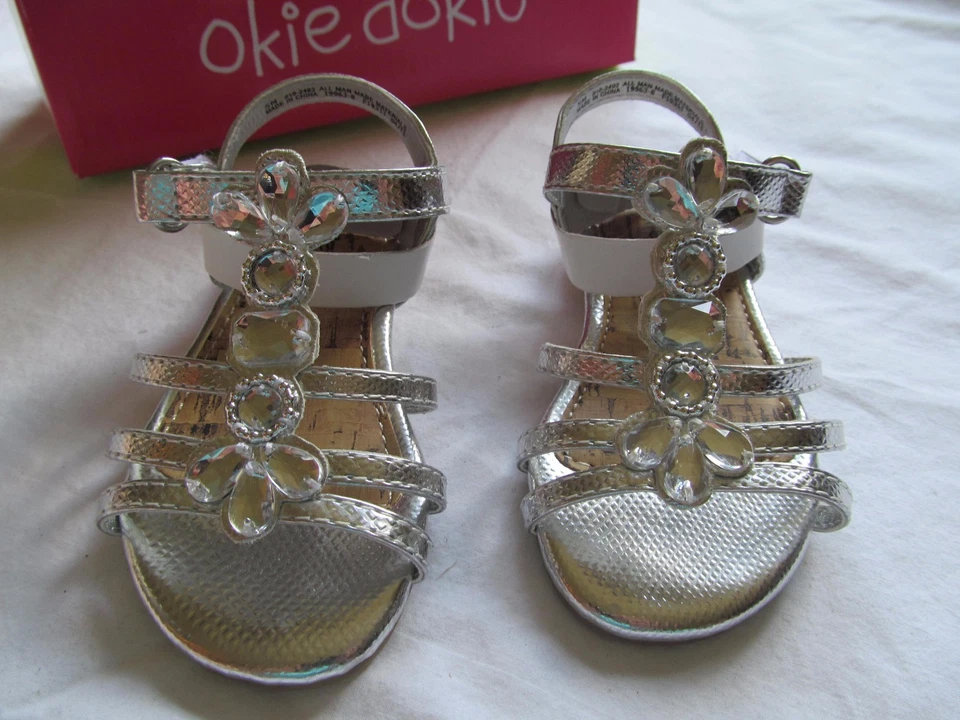 NUEVO CON ETIQUETAS Niñas NOOKIE DOKIE SANDALIAS PLATEADAS Y ESTRÁS con Arco, Talla 5 M, Macy Foto 2 de 4