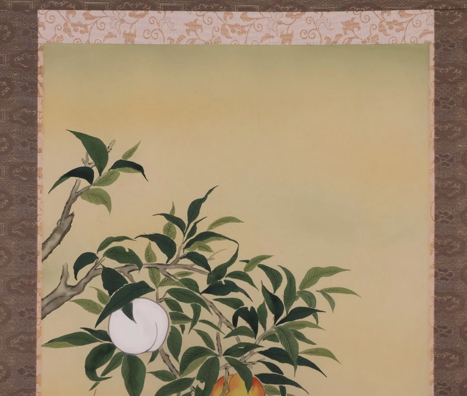 Pergamino colgante japonés pintado a mano 'melocotones y pájaros rojos y blancos' KAKEJIKU Foto 2 de 4