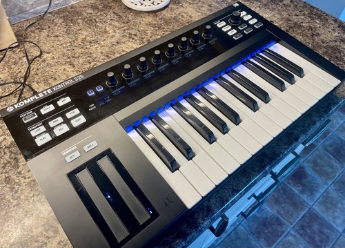 Native Instruments Komplete Kontrol S25 MIDI Keyboard Controller. Free Postage. - Picture 4 of 4