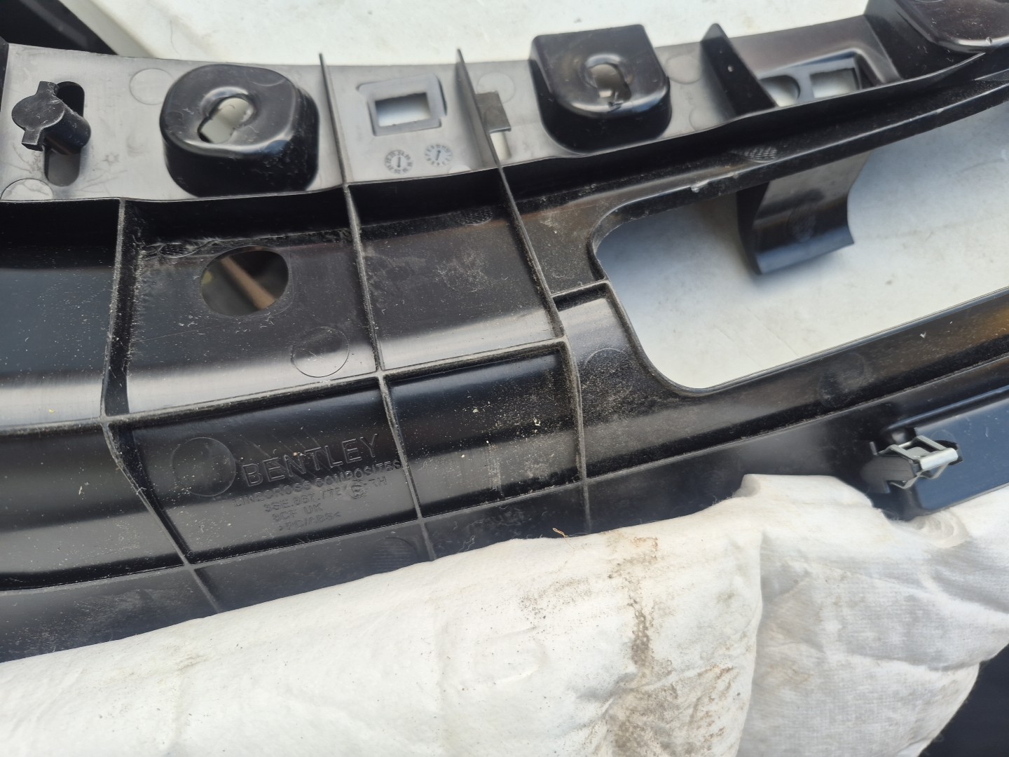22 Bentley Flying Spur Right Bracket For Trim 3SE867778B