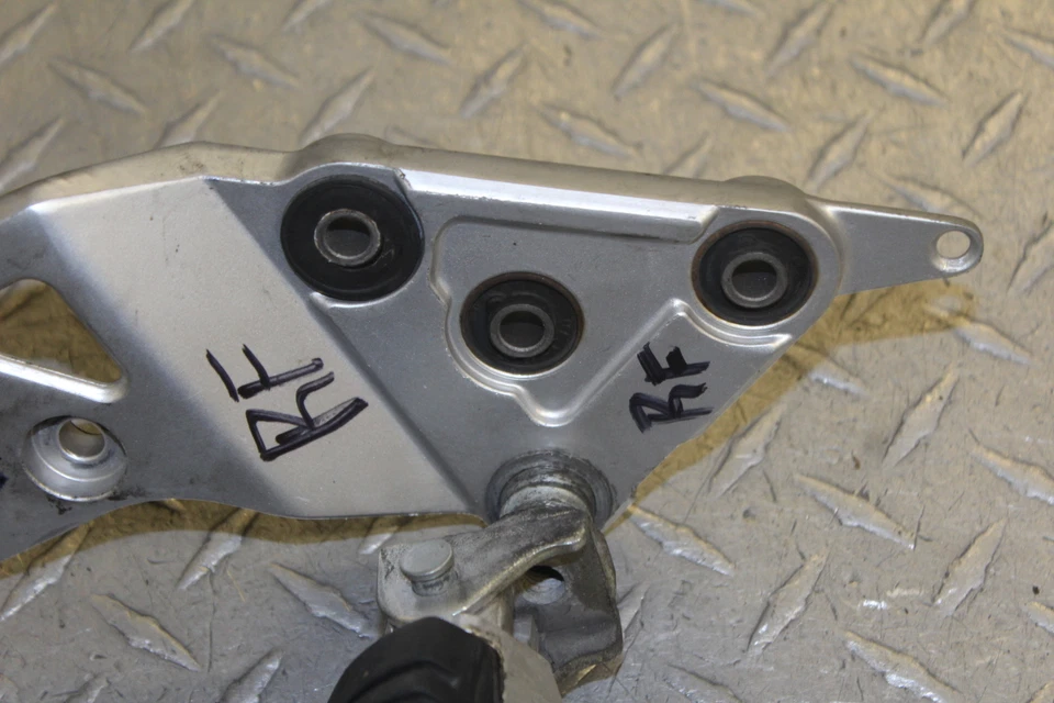 Juego trasero derecho Suzuki Bandit 1250S GSF1250S 2007 reposapiés conductor Foto 2 de 4