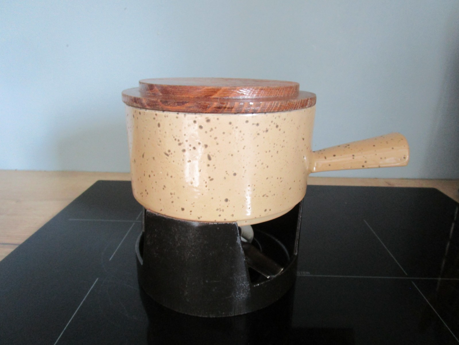 Service à fondue en fonte émaillée beige Staub pour vos soirées d'hiver