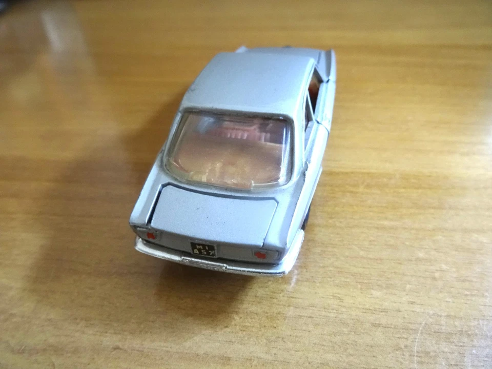 Alfa Romeo Giulia GT Politoys-M Made in Italy Scala N°500 avec suspension - Photo 3/4