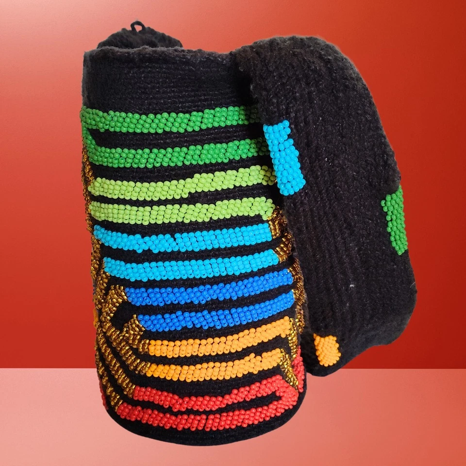 Bolso Arhuaca Mochila Tamaño Mediano Hecho a Mano Decorado con Canutillos Foto 3 de 4