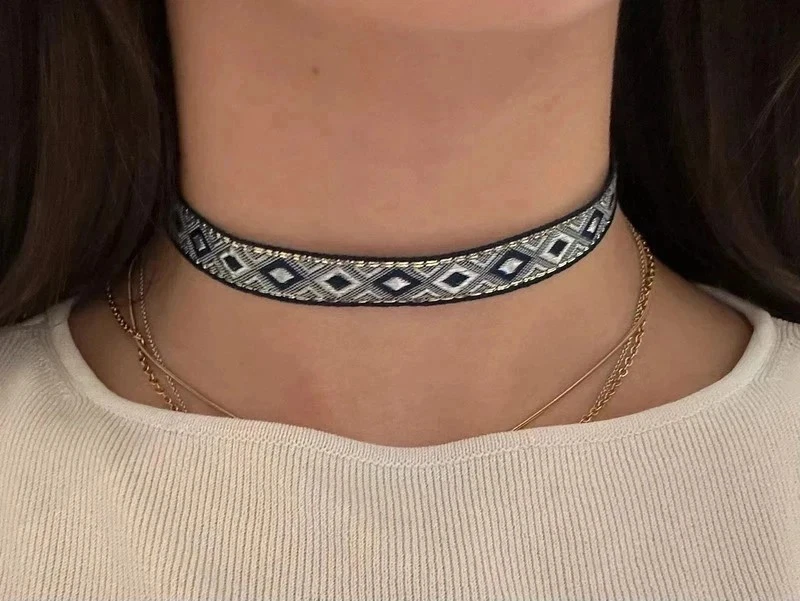 Collana choker nastro tessuto blu ricamo rombi bianco argento boho donna ragazza - Immagine 4 di 4