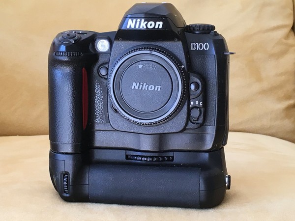 NIKON D100 DSLR DIGITAL CAMERA (BODY+POWER BATTERY GRIP NIKON MB-D100)