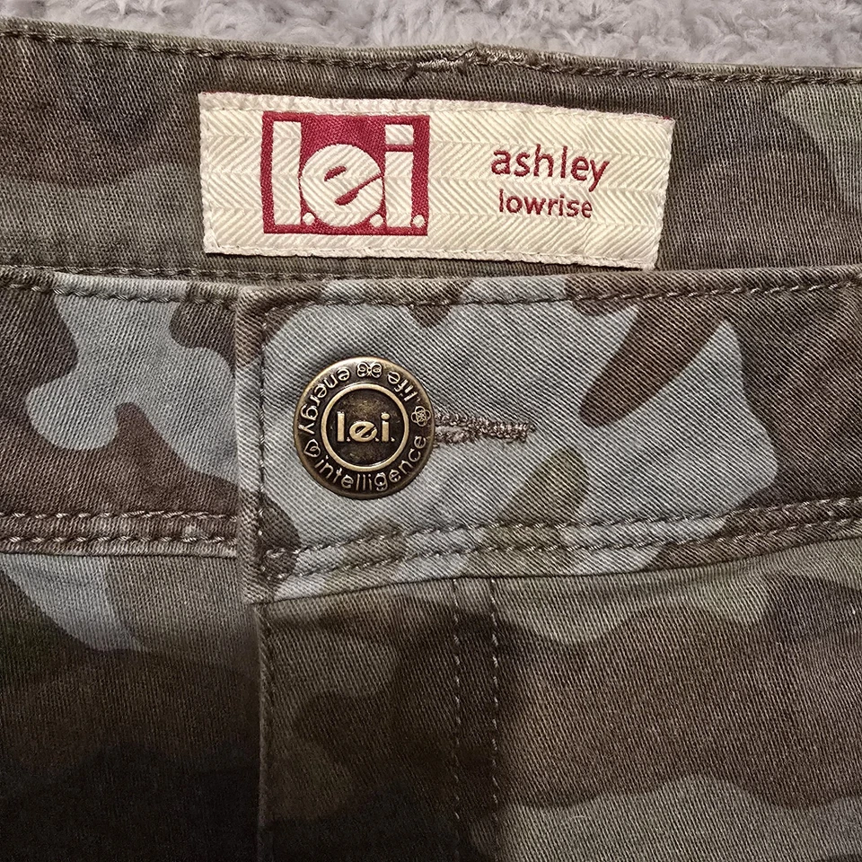 Vintage l.e.i Ashley Low Rise Green Camo Raw Hem Denim Shorts Juniors Sz 13 Reg  - Image 4 of 4