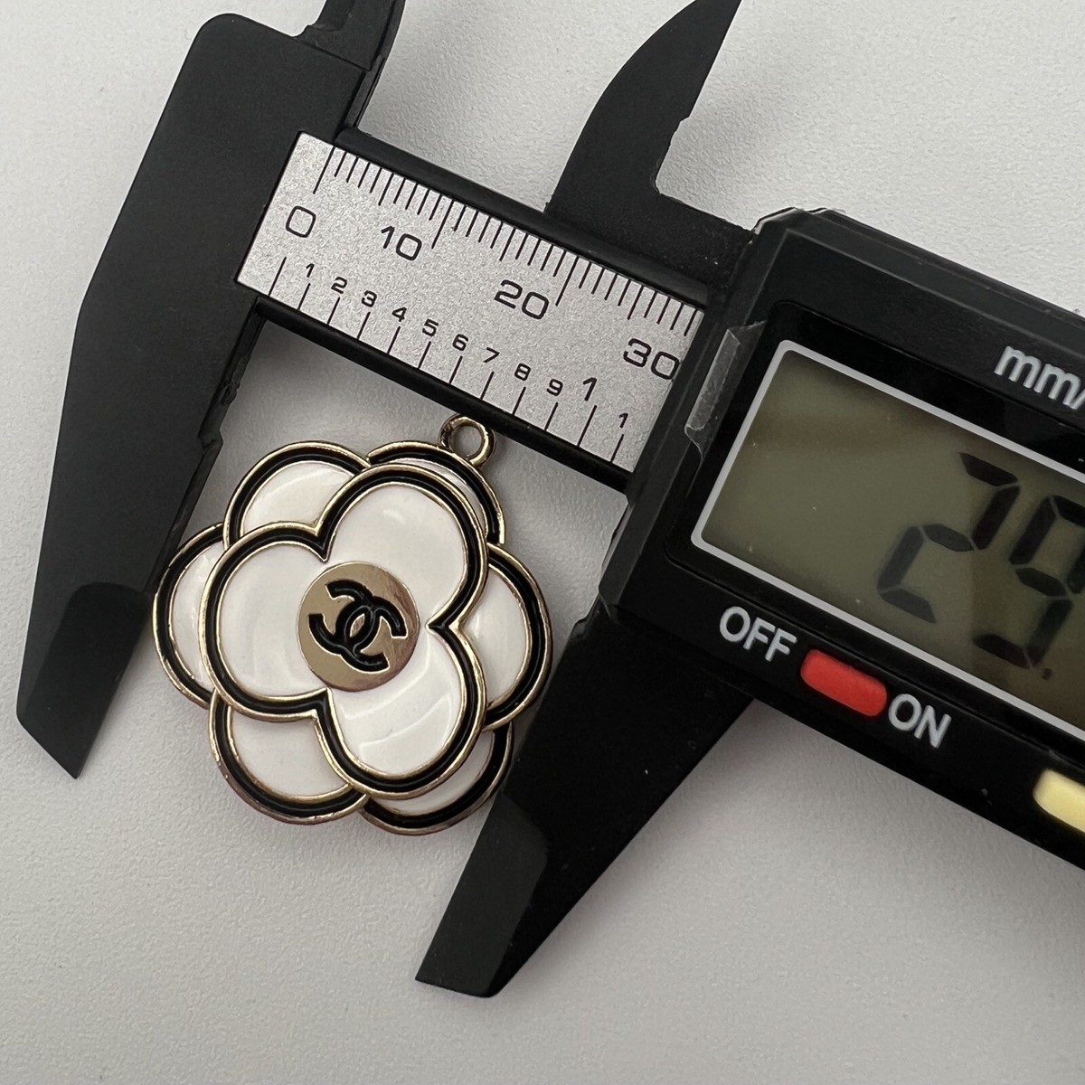 CHANEL ストラップ　ビンテージ CHANEL Vintage Belt Leather and Gold Link Chain Iconic CC