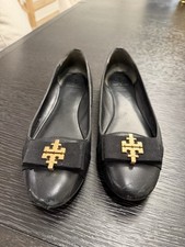 Tory Burch Sedgwick con un adorno de logotipo dorado de la firma.