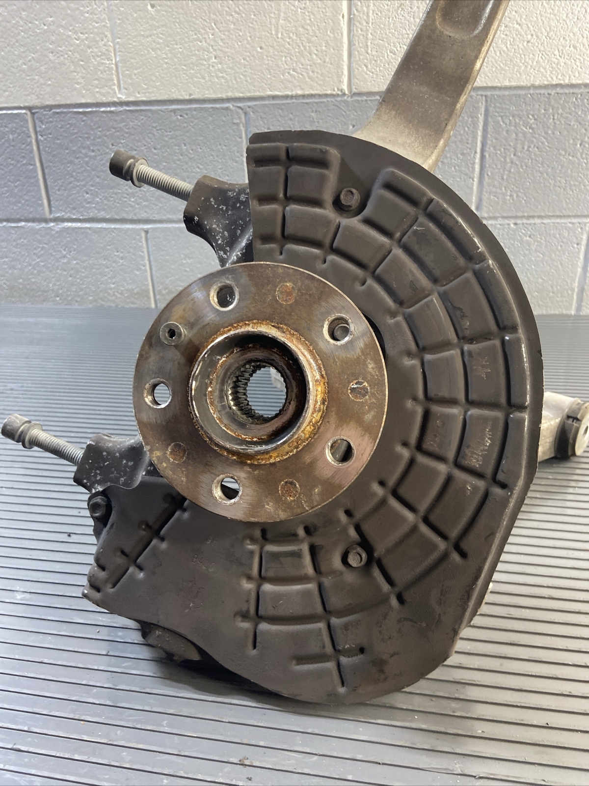2017-2020 Maserati Levante Front Left Knuckle Spindle Hub OEM Genuine Original