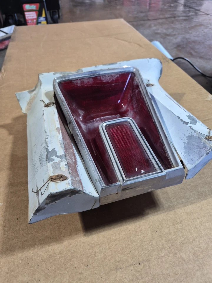 Dodge Monaco 1965 luz trasera Foto 2 de 4